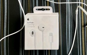 Apple wired earphones lightning
