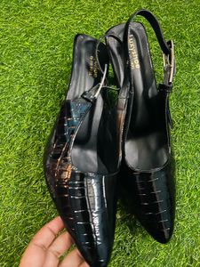 Chic Black Slingback Heels