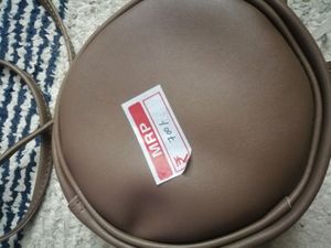 iva round sling bag