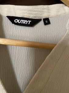 Cream V-Neck Short Sleeve Top (S)