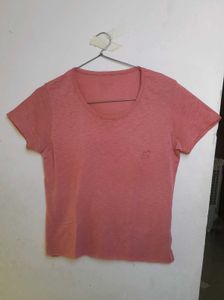 short-sleeved, round-neck t-shirt in muted pink 👕