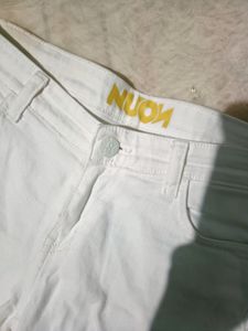 White Shorts From Westside(Nuon)