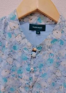 SLEEVELESS TOP