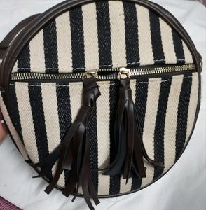🆕 Girls sling bag👜.           women, beauty, forever 21, Shein, biba, handbags, bags, Zara, party wear, sling bag, Accessories,