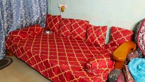 Brand New Diwan Bedsheet With 5 Cuison 2 Round Co