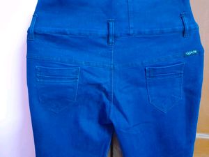 New Navy Blue Jeans With Button Closures 💙