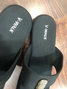 V-Walk Black Slippers