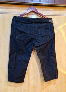 Knee Length Black Short Pant (Women&#39;s)