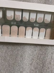 Dashing Diva GLOW Nail Strips