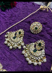 Exquisite Emerald Kundan Jewelry Set