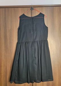 SIMPLE BLACK MIDI DRESS