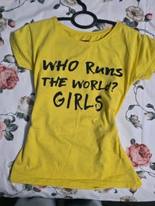 Levis Graphic Tee - Who Runs the World?