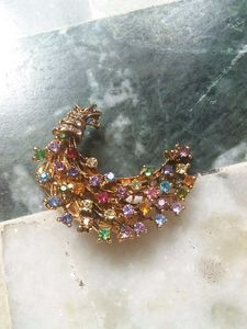 Very Preety Sari Pin With Colourful Stone.