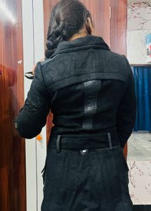 Sleek black winter coat 🧥