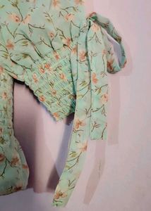 Trendy Floral Square Neck Top, Puffed Sleeves🎀