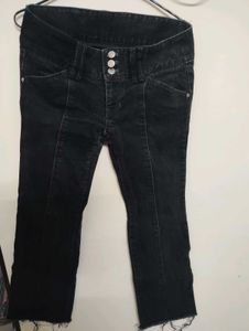 Black frayed hem capri jeans