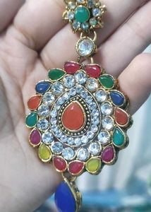 2 MULTICOLOURED EARINGS AND TIKA