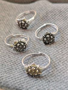 Pure silver toe ring in black flower design.