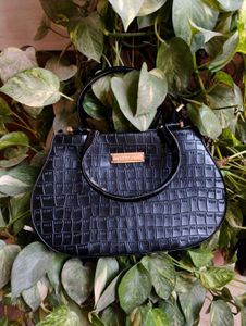 ALIZA Black Croc Textured Handbag with Strap