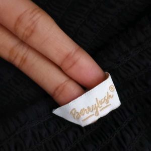 Berrylush Women Solid Black Dobby Weave Top