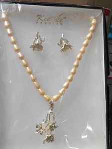Kee-Vee Pearl Necklace & Earring Set