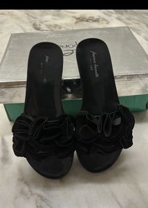New Blck Slipper Selling Due To Size Issue