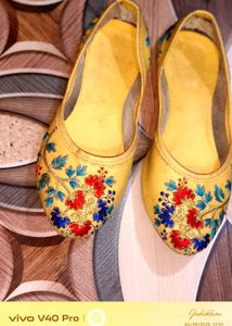 Embroidered Yellow Juttis