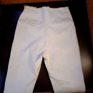 High-Waist White Stretchable Jeggings with Raw Hem