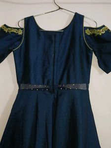 Elegant Navy Blue Cold-Shoulder Gown .