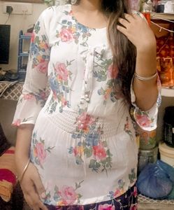 BEAUTIFUL WHITE 🤩 FLORAL TOP 🏵️🌺