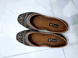 Elegant Embroidered Punjabi Juttis