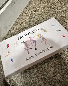 MONROW "Boldly Comfortable" Box