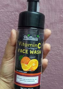🌸VITAMIN C FOAMING FACE WASH🌸