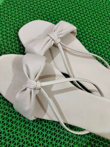 Branded New Off White Trendy Flats ✨