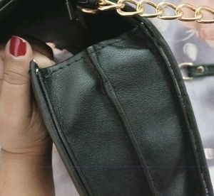 BLACK SLING BAG