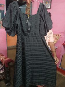 Chic Black Midi Dress with Puff Sleeves