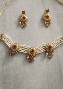 Earring with chickset