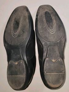 Paragon Max Black Leather Formal Shoes