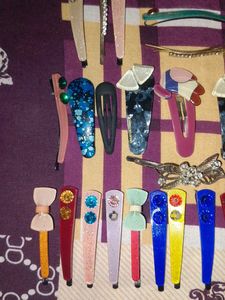 BUY ATLEAST 3 Hair Clips✨