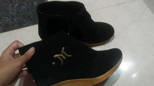 BLACK BOOTS