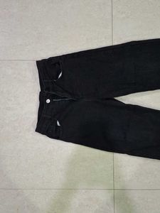 Black straight fit women&#39;s jeans