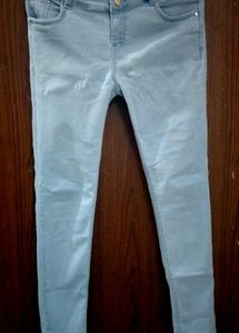 Trendy Ice Blue Crop Jeans – Chic, Comfortable & V