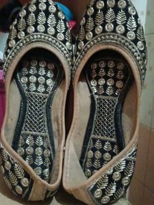 Embroidered Black Juttis