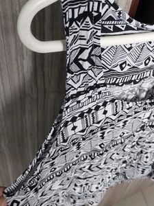 Black &amp; White Tribal Print Sleeveless Crop Top