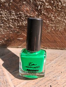 GREEN NAIL POLISH!
