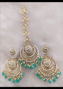 Misboota Earrings With Tikka