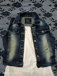 Girl&#39;s Sleevless Denim Jacket / Vest