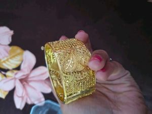Gold-toned Bangle it's new unique golden bracelet
