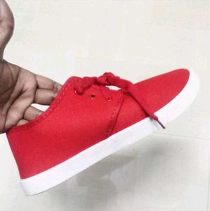NEW NO USED CASUAL SPORTS SHOES.