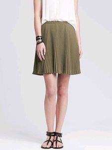 BANANA REPUBLIC SOFT PLATED SKIRT